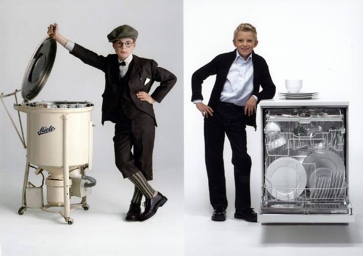 Vergleich erste Miele Spülmaschine (links) und moderne Spülmaschine (rechts)